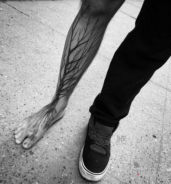 Tatuaż drzewo w motywie pozostałe na nodze