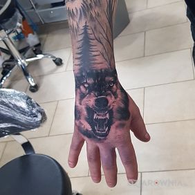 Tatuaż Wolf na dłoni motyw: zwierzęta styl: realistyczne