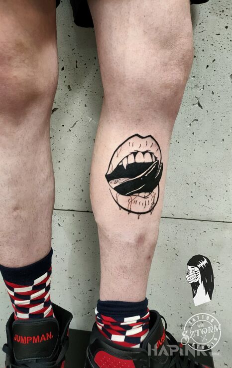 Tattoo Ignorant od praktykantki in demons motif and graphic / illustrative style on the calf