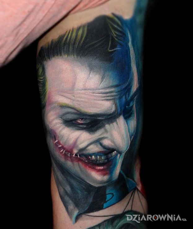 Tatuaż joker w motywie postacie na ramieniu