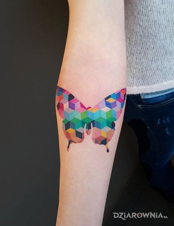 Tatuaż motyl w motywie kolorowe i stylu geometryczne na przedramieniu