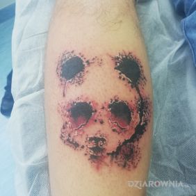 Tatuaż Panda ? na łydce motyw: czarno-szare styl: graficzne / ilustracyjne