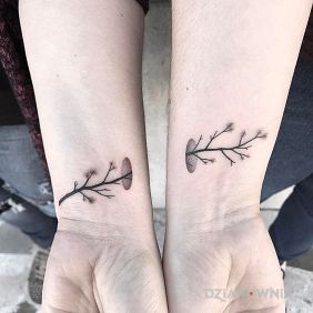 Tatuaż Galazka na nadgarstku motyw: miłosne styl: dotwork