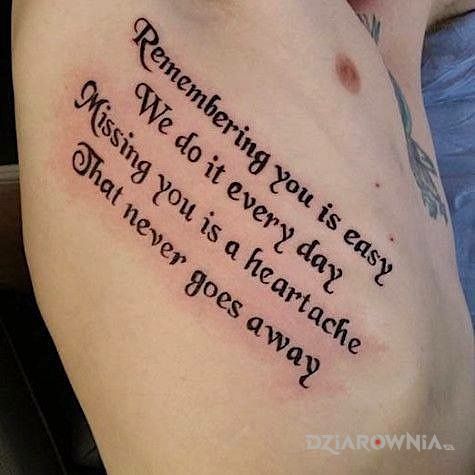 Tatuaż ból który nie ustępuje w motywie napisy i stylu kaligrafia na żebrach