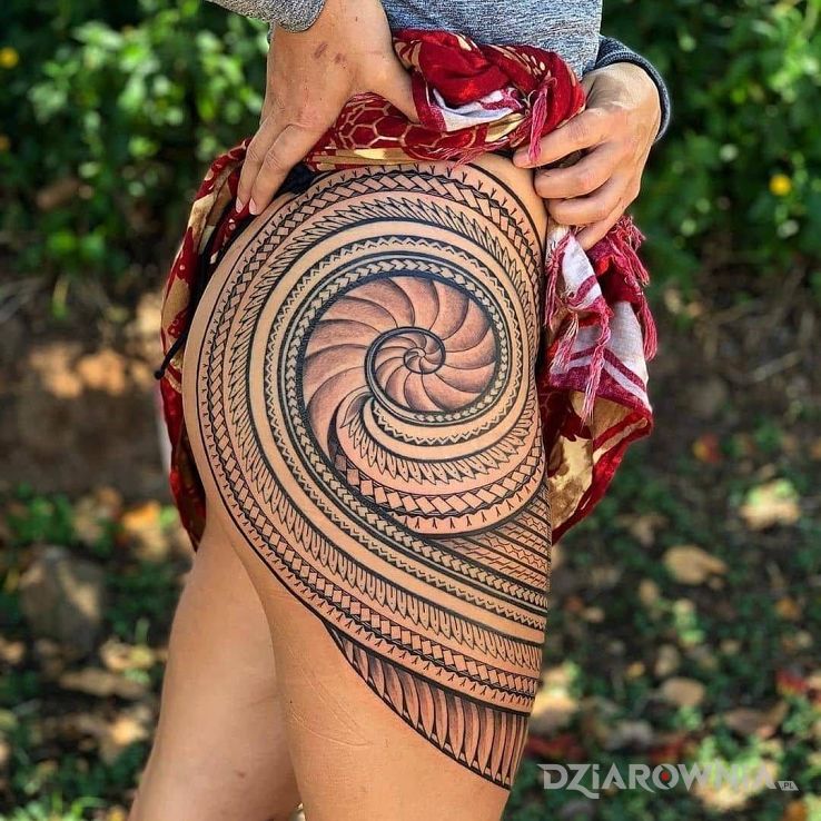 Tatuaż polinezyjski pośladek w motywie czarno-szare i stylu polinezyjskie na pośladkach