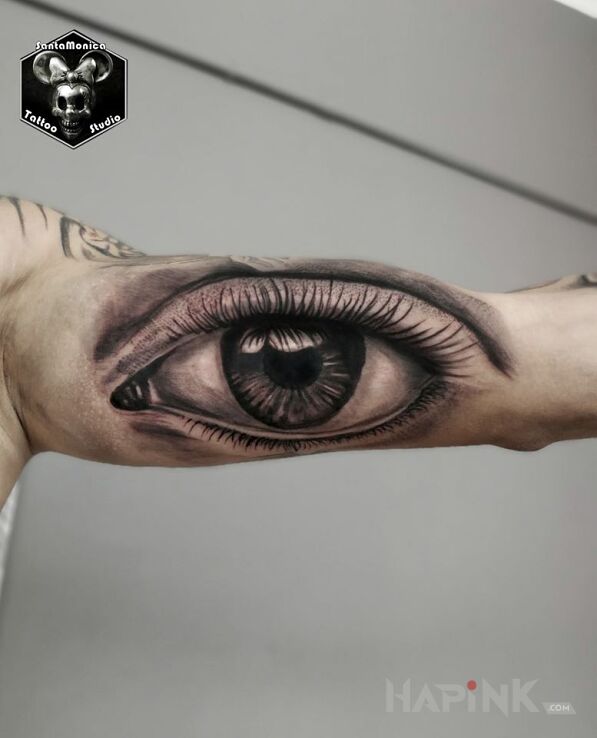 Tattoo Oko in 3D motif and realistic style on the upper arm