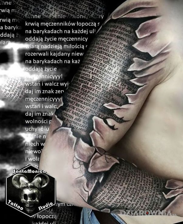 Tatuaż pod skórą w motywie napisy i stylu realistyczne na ramieniu