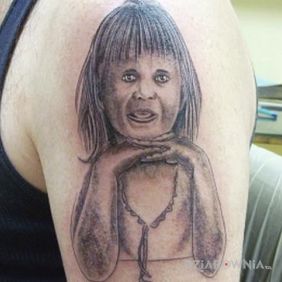 Tatuaż Nieudany tattoo na ramieniu motyw: śmieszne