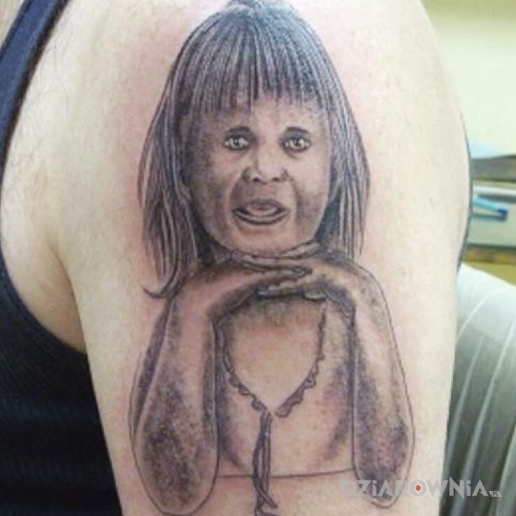 Tatuaż Nieudany tattoo w motywie twarze na ramieniu