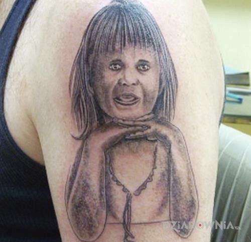 Tatuaż nieudany tattoo w motywie postacie na ramieniu