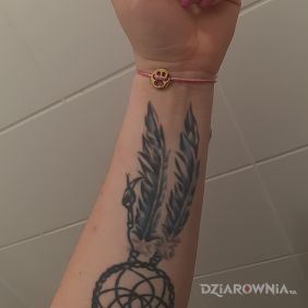 Tatuaż Łapacz snów na przedramieniu motyw: czarno-szare styl: graficzne / ilustracyjne