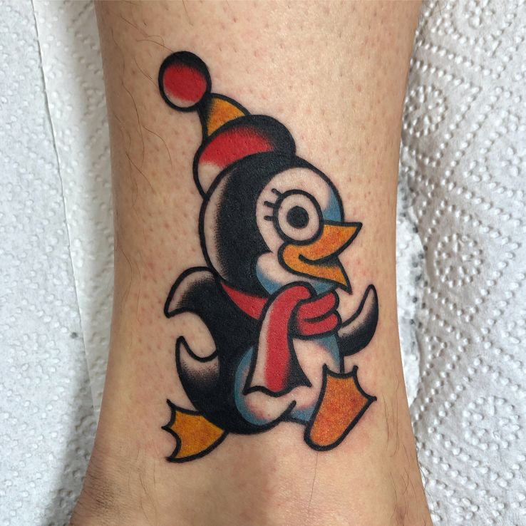 Tatuaż pingwin  old school  traditional w motywie kolorowe i stylu oldschool przy kostce