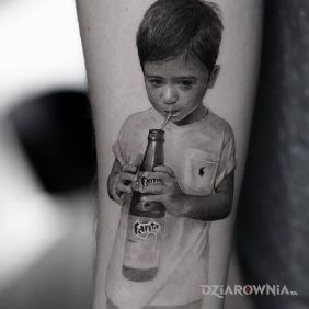 Tatuaż Chłopczyk z butelką fanty na przedramieniu motyw: 3D styl: realistyczne