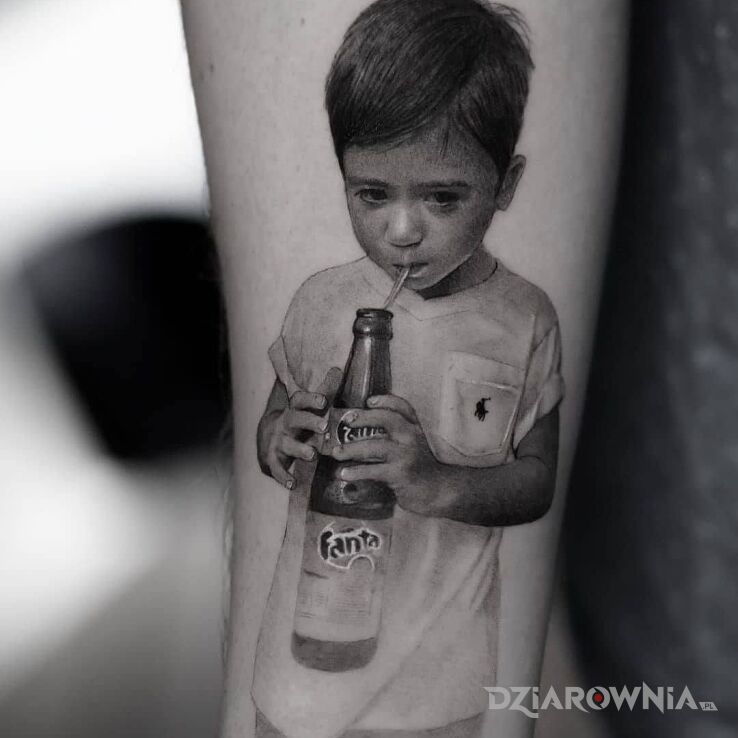 Tatuaż Chłopczyk z butelką fanty w motywie 3D i stylu realistyczne na przedramieniu