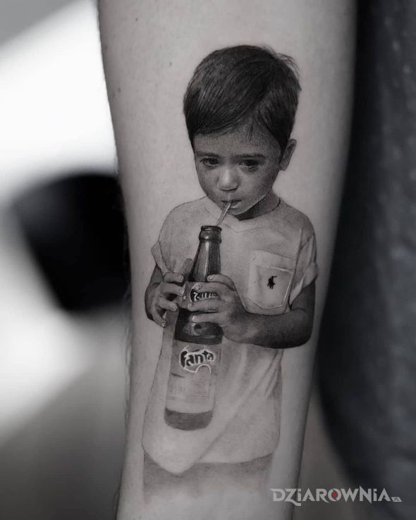 Tatuaż chłopczyk z butelką fanty w motywie czarno-szare i stylu realistyczne na przedramieniu