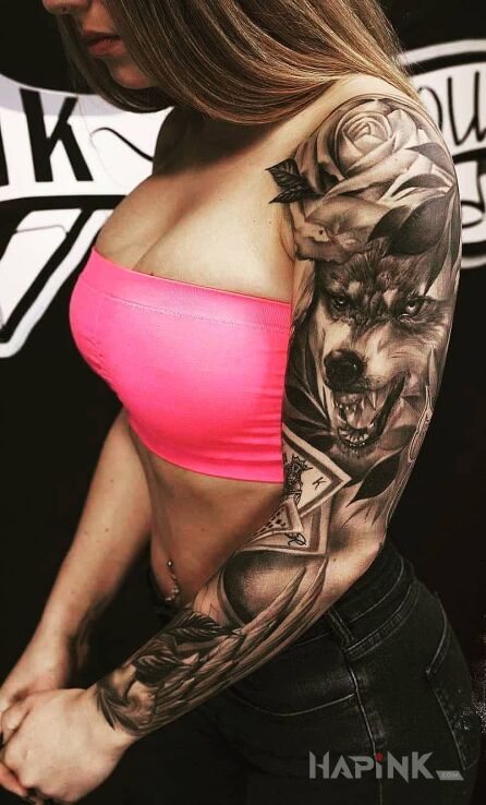 Tattoo Rękaw z wilkiem in flowers motif and realistic style on the upper arm