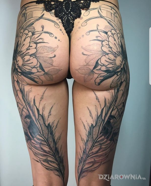 Tatuaż wytatuowany tyłek w motywie kwiaty i stylu graficzne / ilustracyjne na nodze