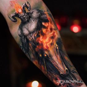 Tatuaż Bóg Wojny na przedramieniu motyw: fantasy styl: realistyczne