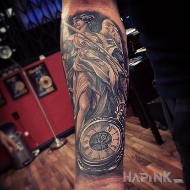 Tattoo Anioł czasu in angels motif on the forearm