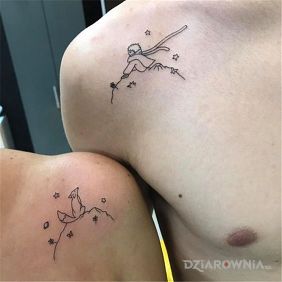 Tatuaż Mały książę i lis <333 na obojczyku motyw: postacie styl: kontury / linework