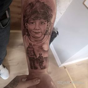 Tatuaż Portret syna na przedramieniu motyw: twarze styl: realistyczne