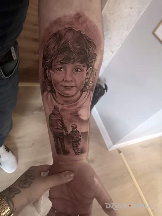 Tatuaż portret syna w motywie czarno-szare i stylu realistyczne na przedramieniu