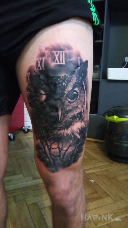 Tattoo Sowa/zegar in black and gray motif and realistic style on the leg
