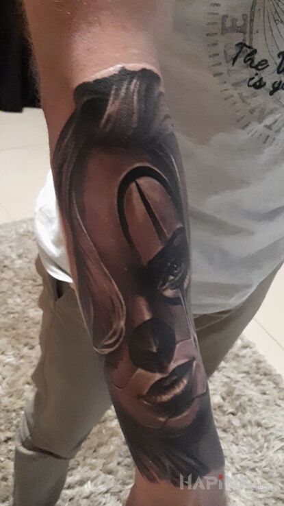 Tattoo Kobieta w masce in black and gray motif and realistic style on the forearm