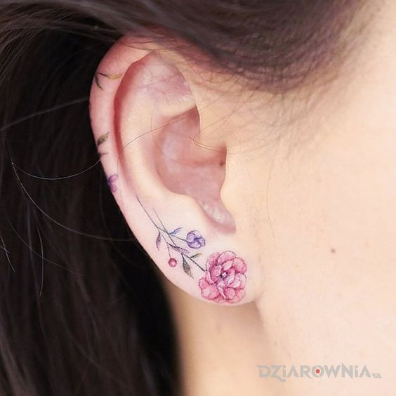 Tatuaż kwiat na uchu w motywie kwiaty i stylu minimalistyczne za uchem