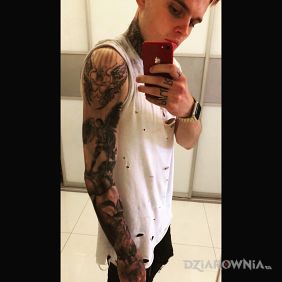 Tatuaż Od piekła do nieba. na ramieniu motyw: religijne styl: graficzne / ilustracyjne