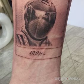 Tatuaż Motocyklista. na przedramieniu motyw: czarno-szare styl: graficzne / ilustracyjne