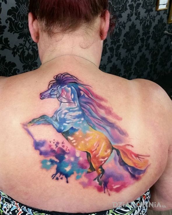 Tatuaż pastelowy koń w motywie zwierzęta na plecach
