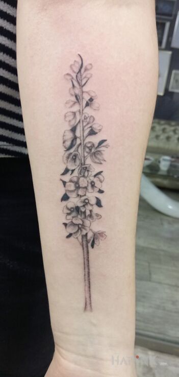 Tattoo Kwiaty. in flowers motif and graphic / illustrative style on the forearm