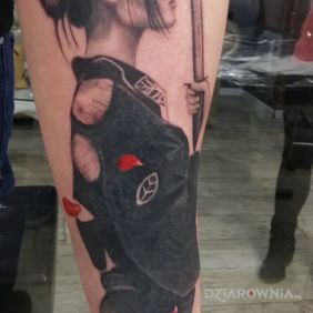 Tatuaż Japońska kobieta z kataną. na przedramieniu motyw: postacie styl: graficzne / ilustracyjne