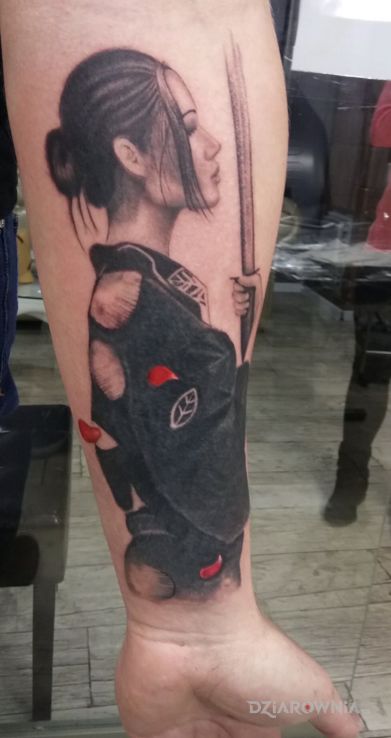 Tatuaż japońska kobieta z kataną w motywie czarno-szare i stylu graficzne / ilustracyjne na przedramieniu