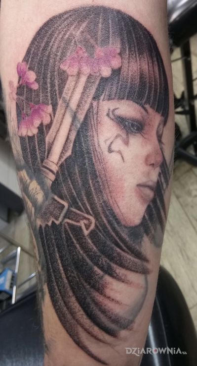 Tatuaż kobieta z kwiatami we włosach w motywie czarno-szare i stylu realistyczne na przedramieniu