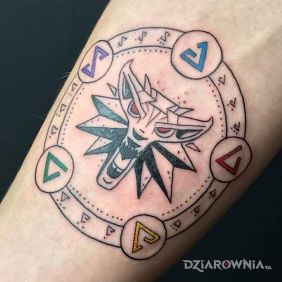 Tatuaż Wiedźmin na przedramieniu motyw: kolorowe styl: graficzne / ilustracyjne