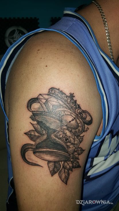 Tatuaż klepsydra w motywie czarno-szare i stylu graficzne / ilustracyjne na ramieniu