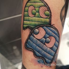 Tatuaż Duszki PacMan na przedramieniu motyw: kolorowe styl: haftowane