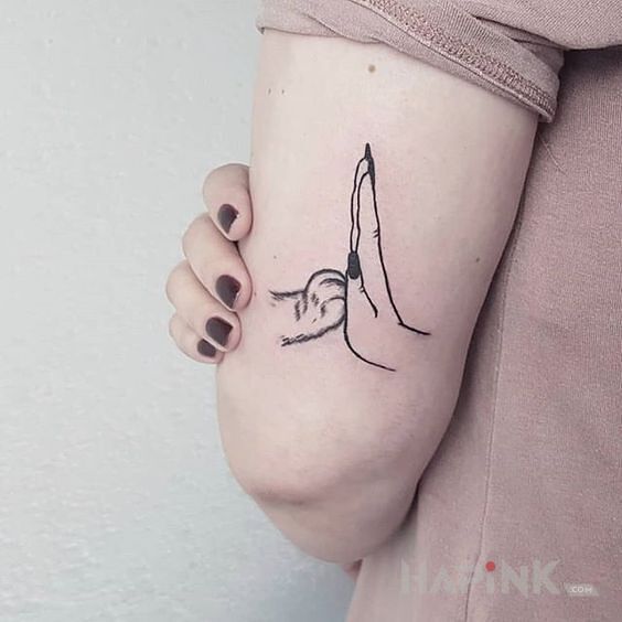 Tattoo Kocica in other motif and minimalistic style on the upper arm