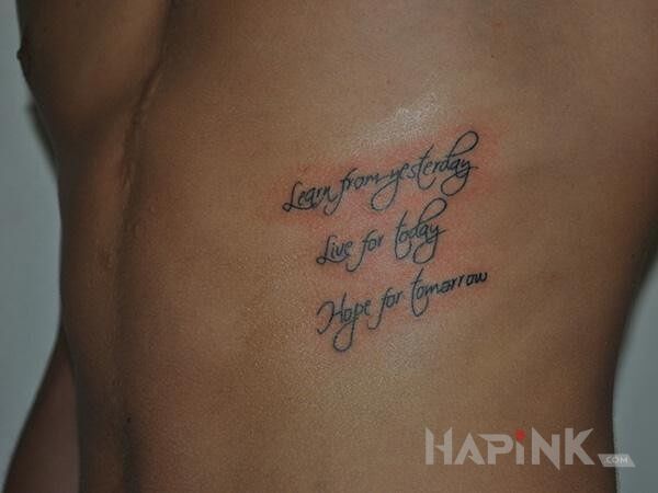 Tattoo Pomysł na napis in lettering motif on the ribs