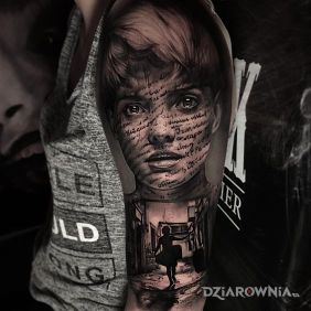 Tatuaż Wypisane na twarzy na ramieniu motyw: 3D styl: realistyczne