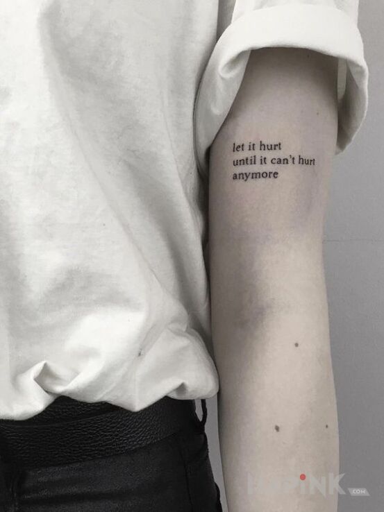 Tattoo Cierpienie in lettering motif and calligraphy style on the upper arm