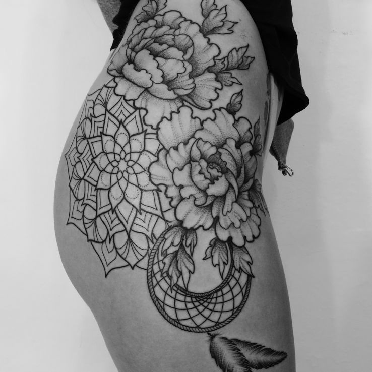 Tatuaż kwiaty  mandala  łapacz snów w motywie czarno-szare i stylu graficzne / ilustracyjne na nodze