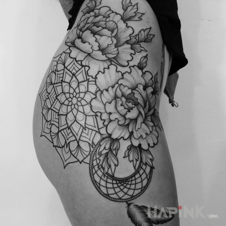 Tattoo Kwiaty / Mandala / Łapacz snów in sexy motif and graphic / illustrative style on the buttocks
