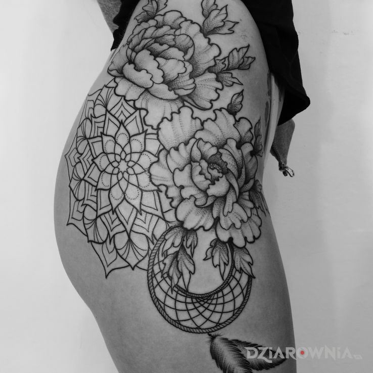 Tatuaż kwiaty  mandala  łapacz snów w motywie czarno-szare i stylu graficzne / ilustracyjne na nodze