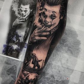 Tatuaż Nowy joker na łydce motyw: czarno-szare styl: realistyczne