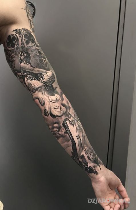 Tatuaż niebiańskie wrota w motywie rękawy i stylu realistyczne na ramieniu