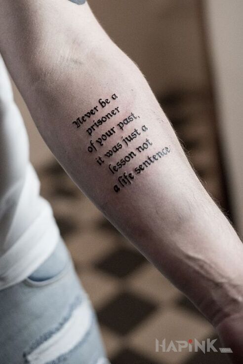 Tattoo Więzień przeszłości in lettering motif and calligraphy style on the forearm
