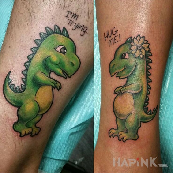Tattoo Dwa zielone dinozaury in lettering motif and cartoon / comic book style on the leg